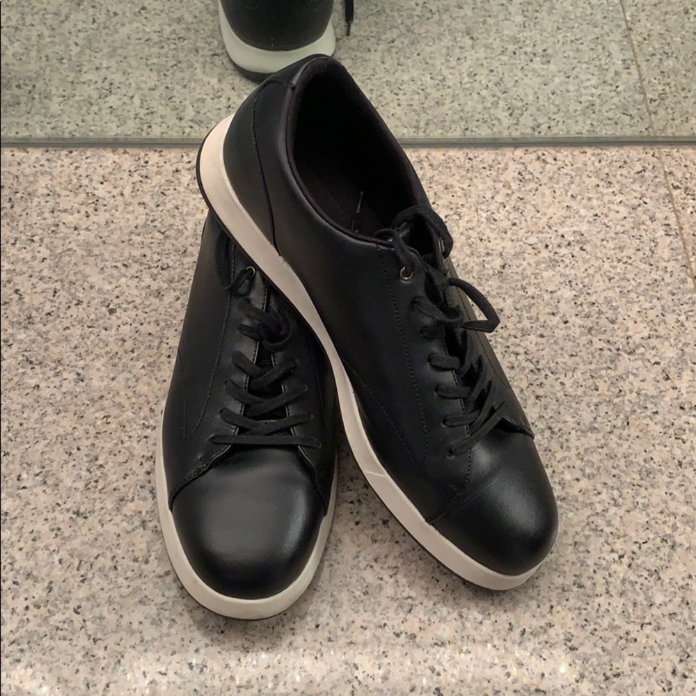 Black sporty casual shoe